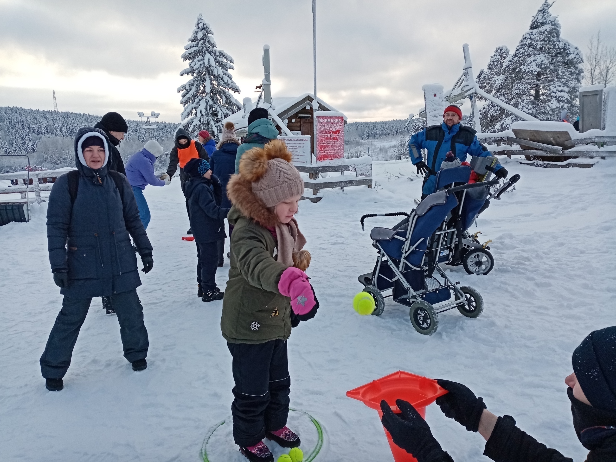 Зимний спортивный праздник для детей с ограниченными возможностями и их семей